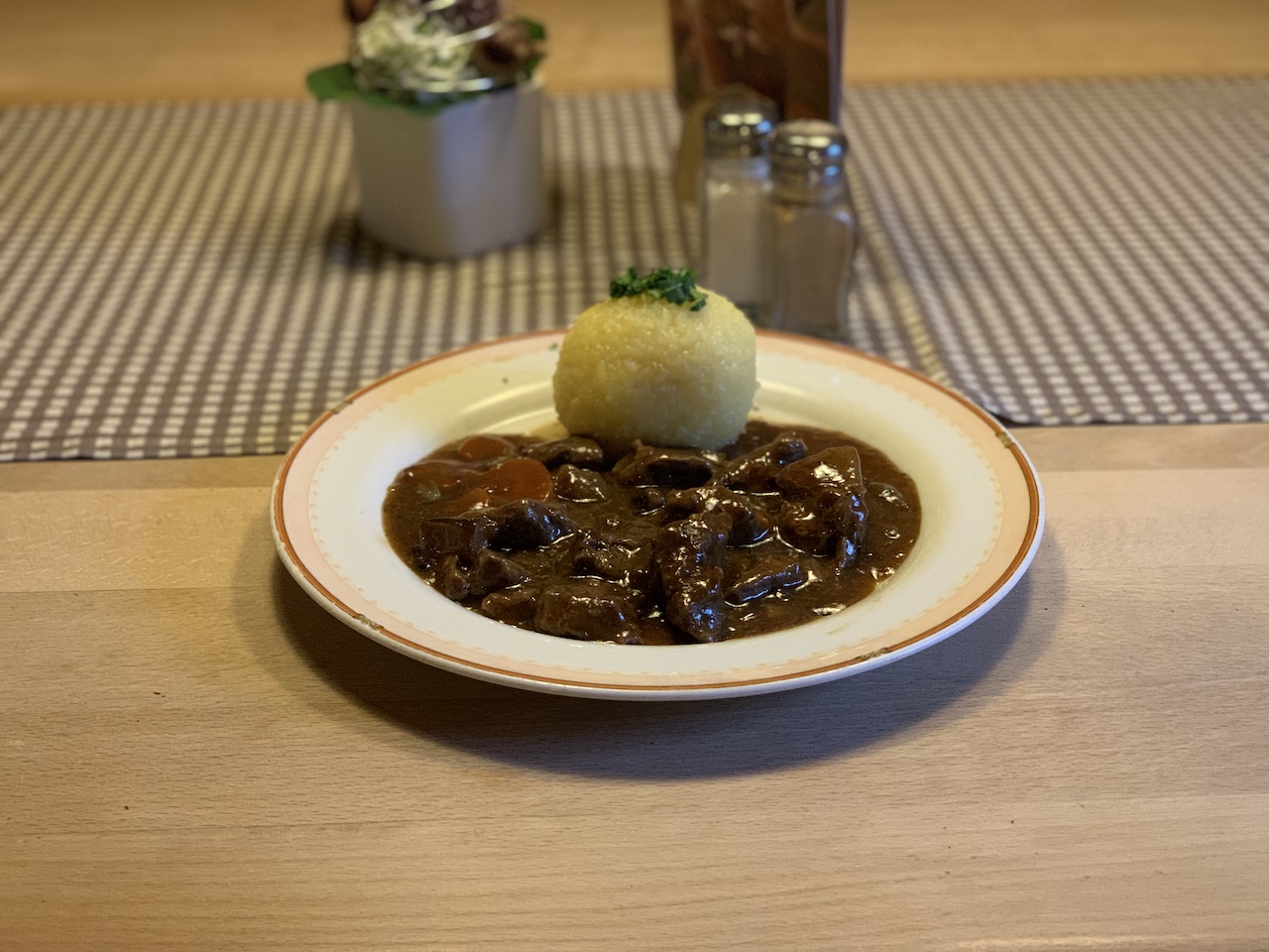 Saftiges Wildgulasch vom Hirsch - Schloss Oedenberg